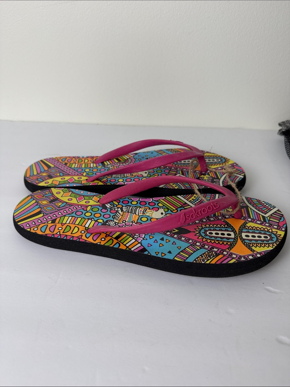 NWT Sakroots Vibrant Multicolor Pattern Artsy Sandals Flip Flops 8 Medium